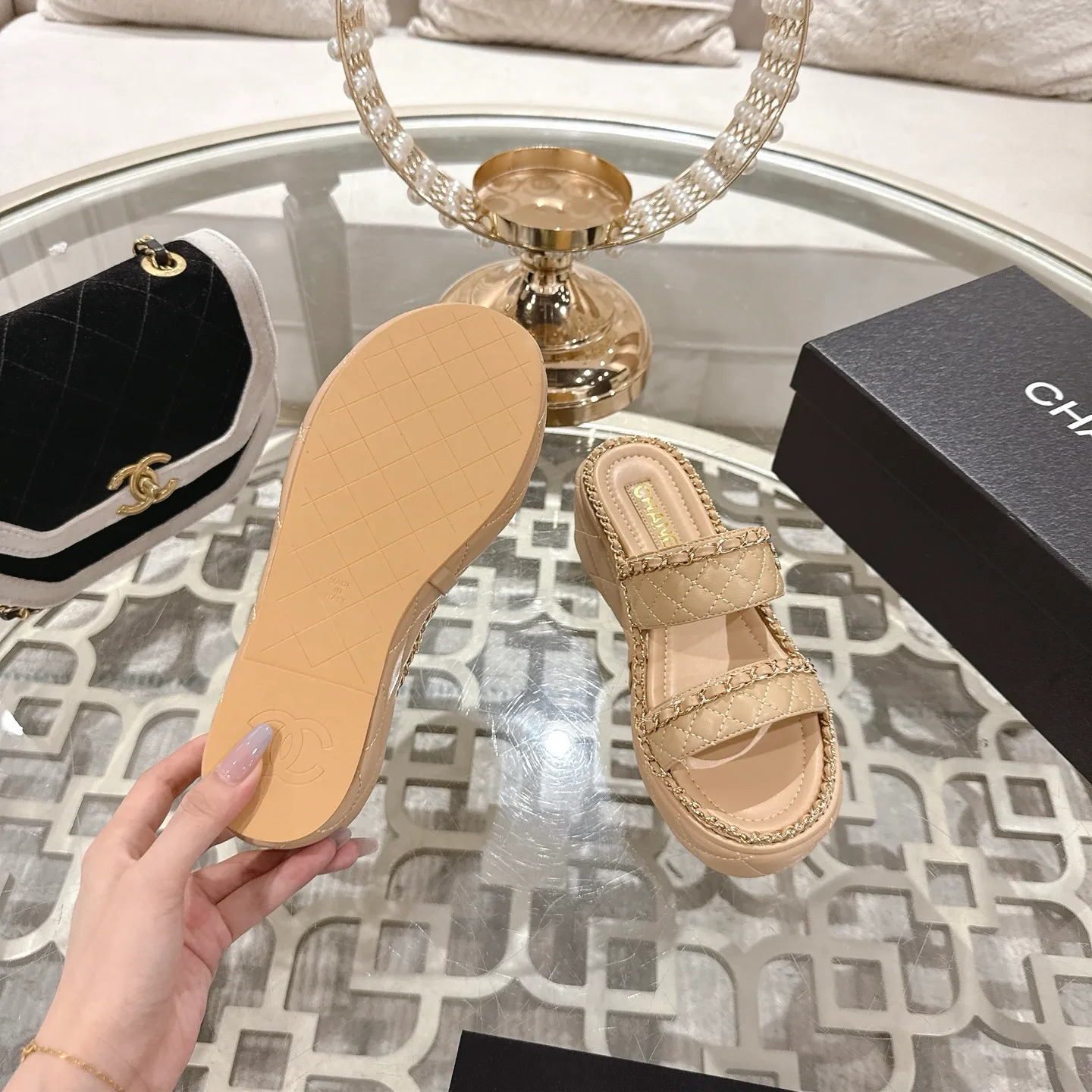 💕💕Factory direct selling price p600💕💕 𝐂𝐇𝐀𝐍𝐄𝐋 | Xiaoxiang 25𝐬𝐬 🦋2025 Spring and Summer New Products Counter Classic Xiaoxiang Double C Diamond Chain Slippers Series New〰 🍬 A must-have in the BS fashion circle The matching will interpret the meticulous, minimalist and classic elements that will never fade away. 💋 Showing a unique dressing style that is too beautiful to say. A must-have for summer... Upper: original high-customized lambskin. Lining: imported mixed sheepskin lining. Outsole: original molded non-slip outsole. Shoe size: 35-39 (34.40.41.42 customization is not returnable).